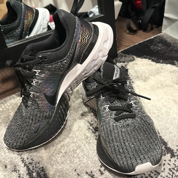 Women’s Nike React Infinity Run Size 8
Black with a holographic design - Picture 2 of 9